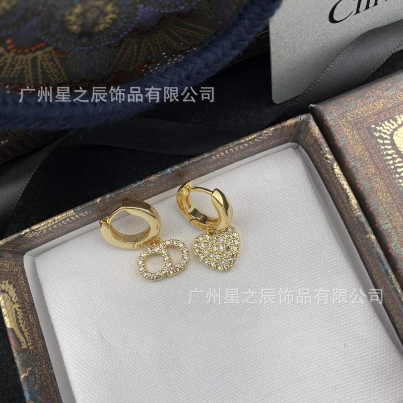 Dijia D ファミリーのレターカップル CD ラブ非対称イヤリング女性用フルダイヤモンドハート型イヤリング女性用工場卸売|undefined