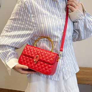 �羳�μ��������r��б���26���¿������������Ů��ͨ�����l