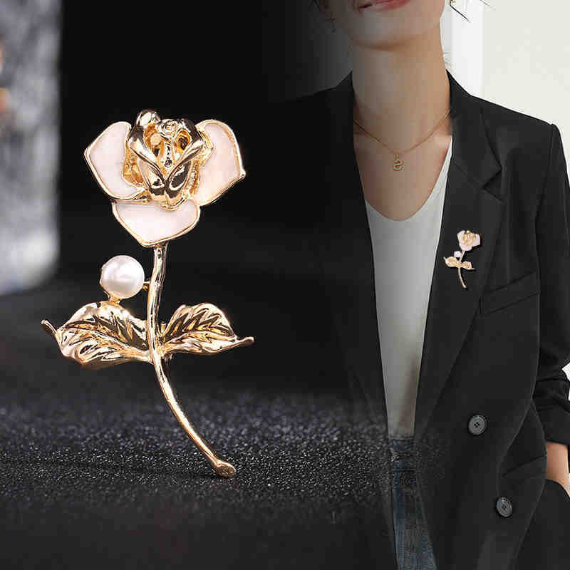 Elegante bloemvormige broche met kristallen voor dames chic_voghion.com