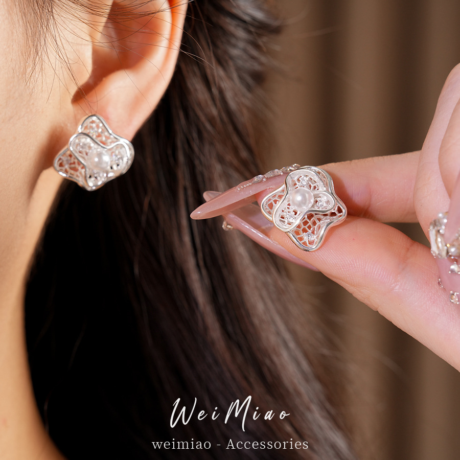 Aguja de plata zircon hueco flores perlas pendientes de perlas estilo moderno simple pendientes diarios lujosos alta sensación auriculares al por mayor image 3