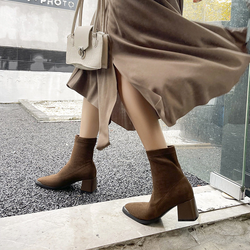 Bốt nữ ngắn mũi vuông gót dày 7 cm chất liệu da lộn phối cashmere — màu nâu, đen