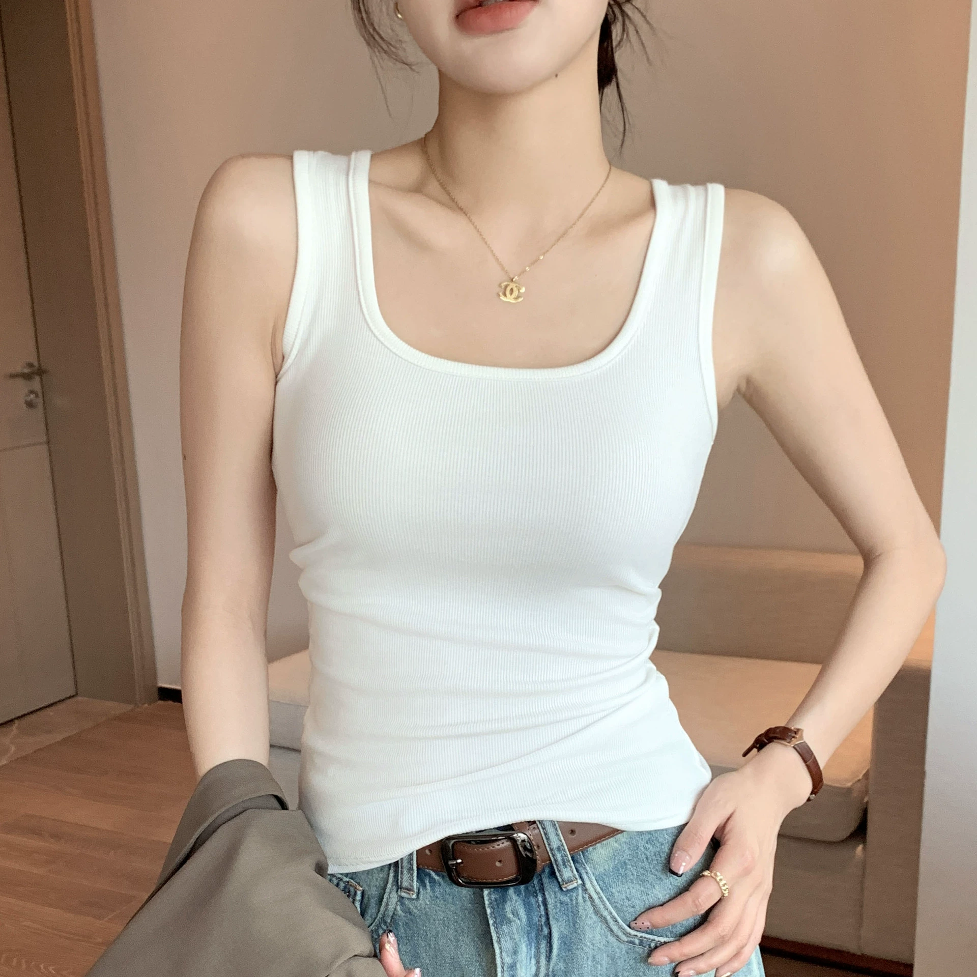 H237 Новая женская майка с широкими бретелями на весну/лето, с глубоким U-образным вырезом, хит TikTok, базовый топ, безрукавка для женщин.