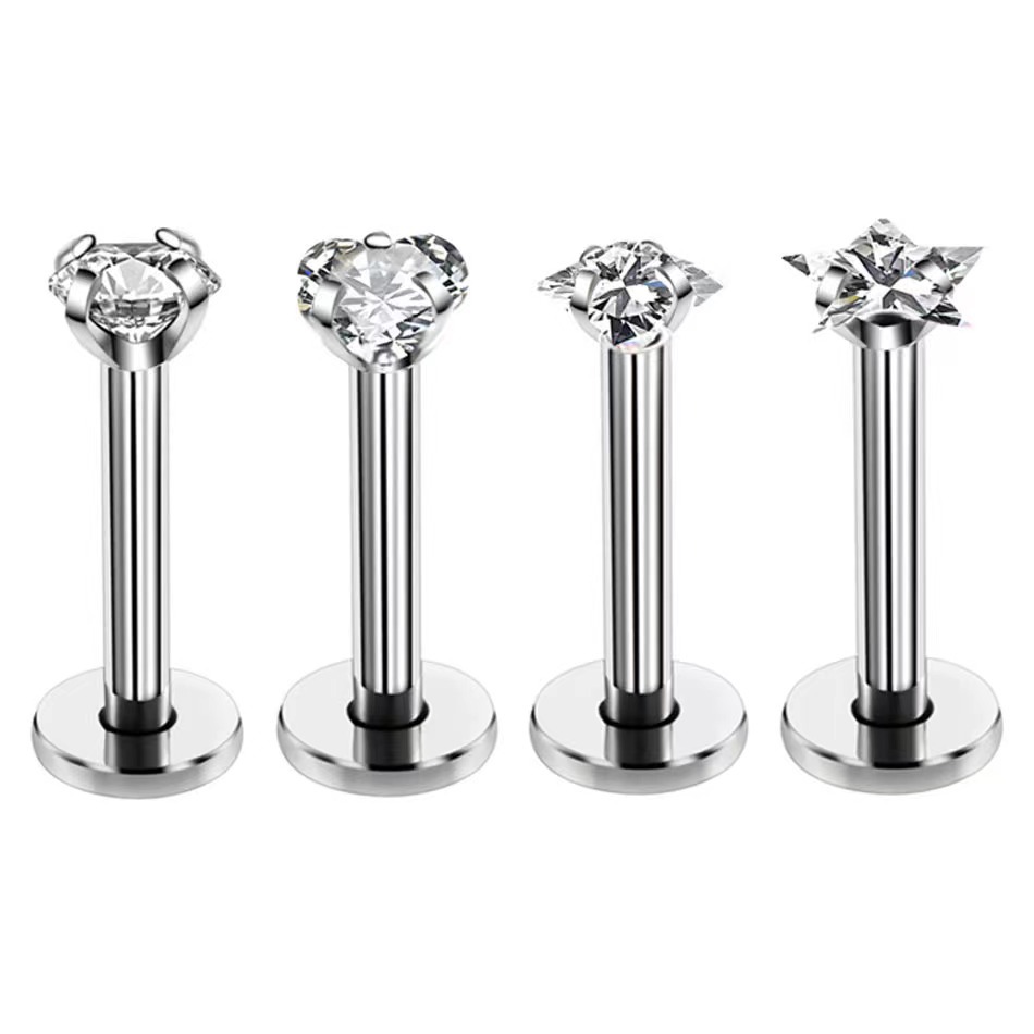 Piercing de labio y oreja en acero inoxidable con brillantes_voghion.com