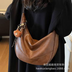 高级质感包包女大容量2025新款秋冬小众设计斜挎包复古通勤饺子包