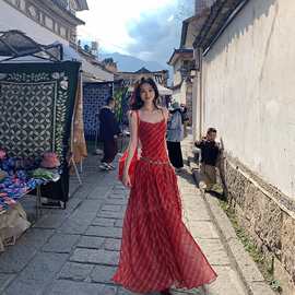 2025新款休闲气质收腰显瘦拼接红格子长款吊带连衣裙女度假风大摆