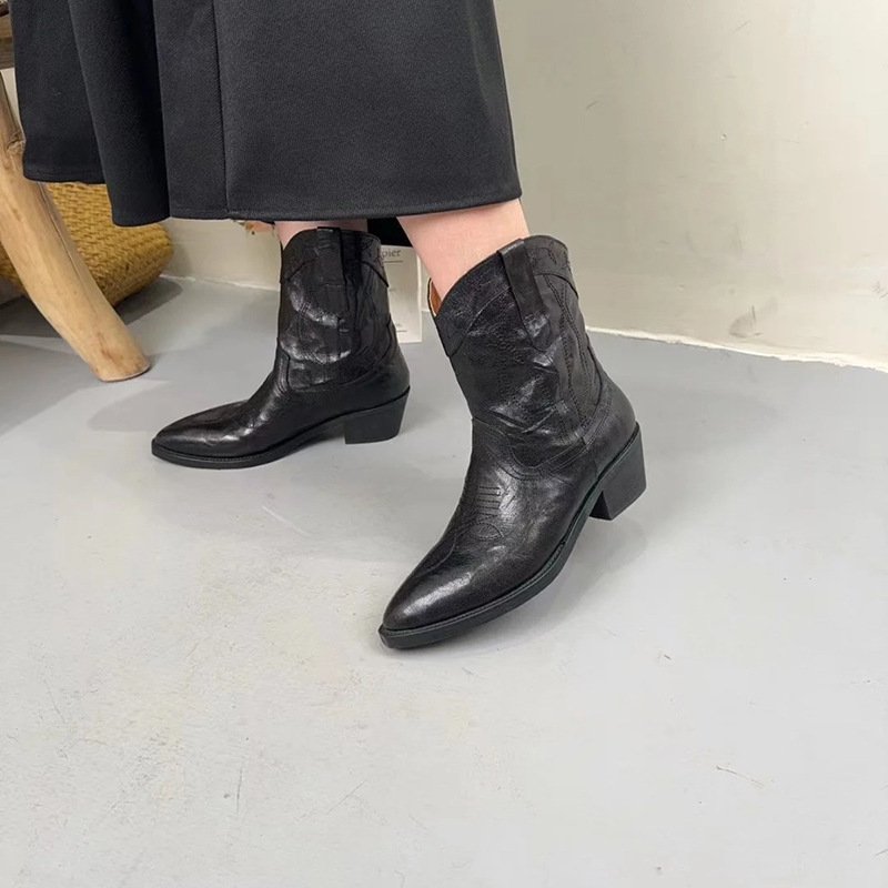 2024年秋冬新款卡其色真皮复古西部牛仔短靴女粗跟绒面尖头骑士靴