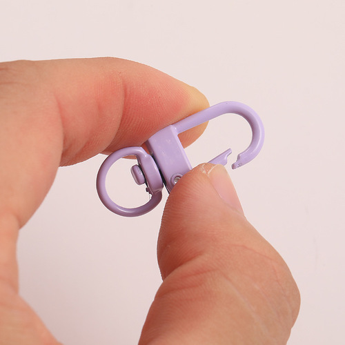 Metal paint color dog buckle zinc alloy keychain shrimp buckle 8-character buckle spray paint 3-point small door buckle pendant