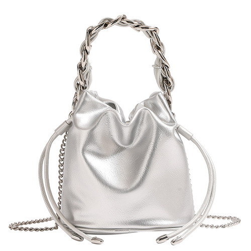 银色流浪编织链条水桶包2024新款女小众高级感手提斜挎小包单肩包