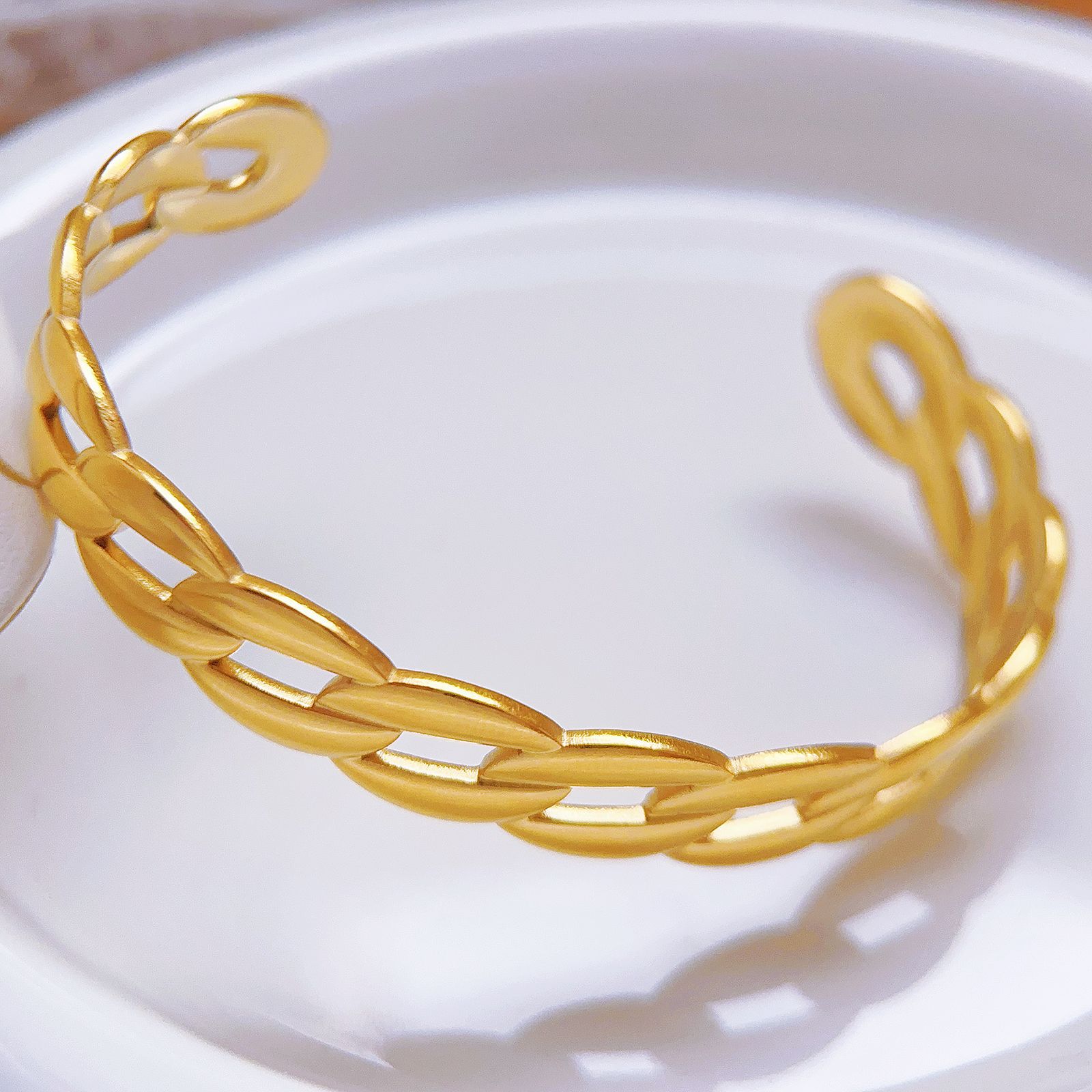 Brazalete de moda europea y americana de acero inoxidable chapado en oro de 18 quilates, lujo ligero, joyas de pulsera hueca, lujo ligero para mujeres.