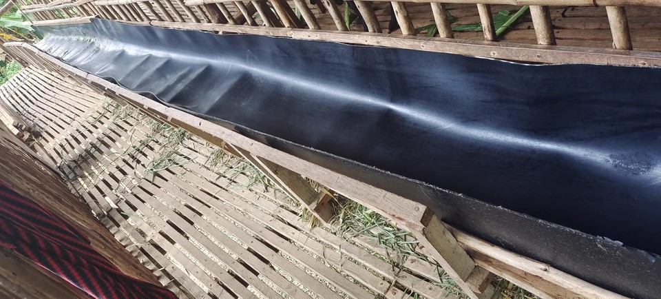 Laying the bucket truck compartment rubber shock-absorbing floor mat black three-layer clip-on rubber pad waterproof rubber mat
