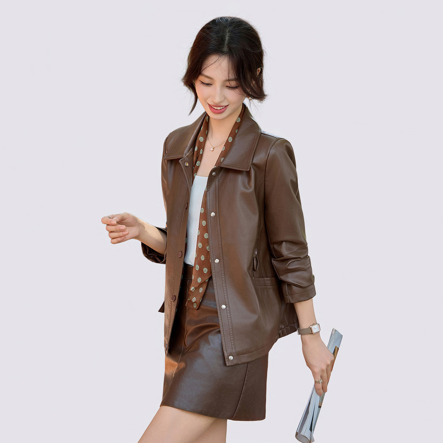 High-end leather jacket for women, 2026 autumn new collection, retro style, casual and chic, with a flattering shoulder design, PU leather jacket