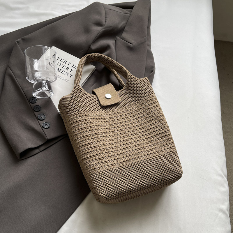 A new stylish tote bag with simple letters for casual shopping, featuring a niche Instagram style for going out full figure