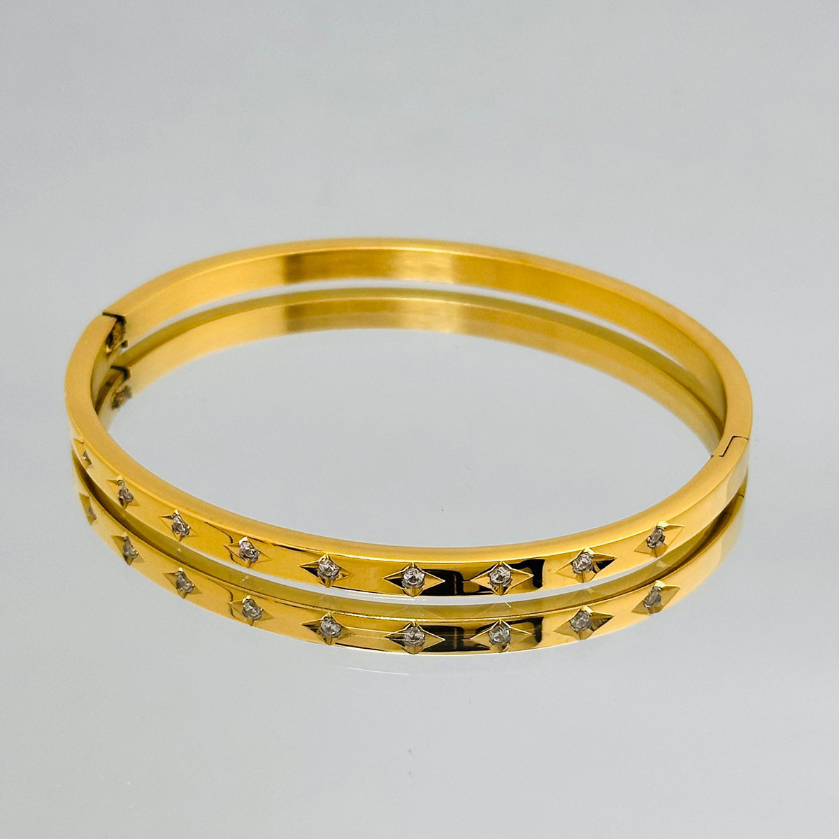 Pulsera de oro brillante incrustada en forma de diamante sin decoloración para mujeres nueva pulsera de acero de titanio simple joyería clásica transfronteriza