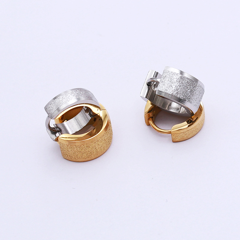 Herrörhängen i matt titanstål breda ear cuffs glansiga runda_voghion.com
