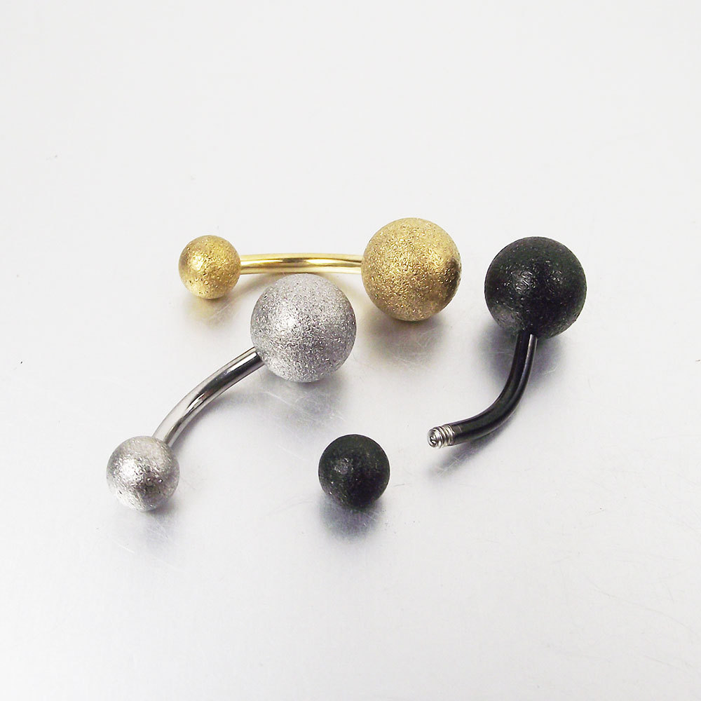 Gullbelagt navelpiercing ring i titanstål matt_voghion.com