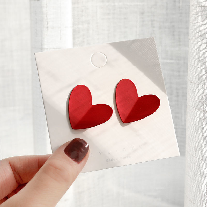 Retro-style red heart-shaped earrings, a popular style among online influencers, Korean chic and versatile, unique design, fashionable earrings for women.