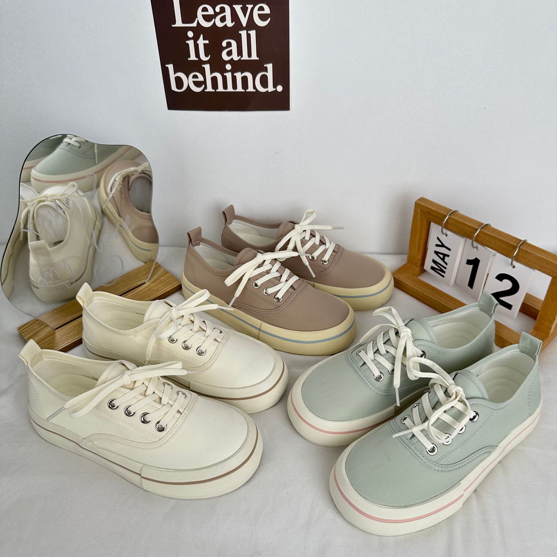 Yuanbo 2024 primavera y verano zapatos de lona transpirables para mujeres estilo de Hong Kong Harajuku color sólido zapatos blancos japoneses coreanos zapatos de mujer