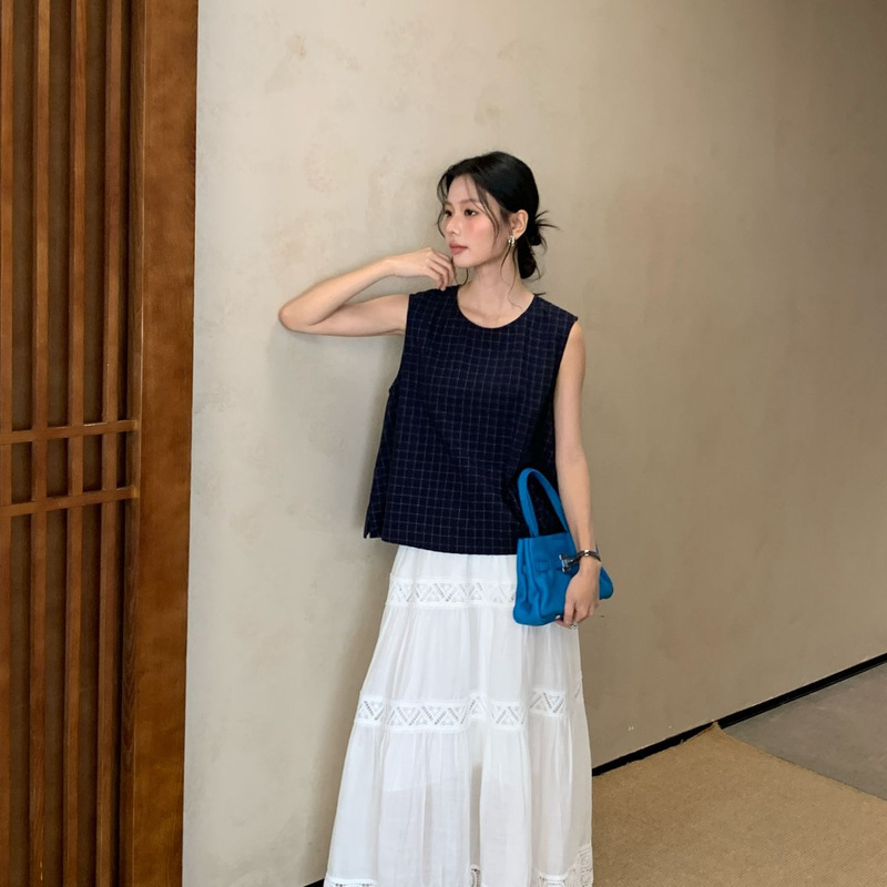 Qieguan Designs a New 2026 Summer Style Artistic Plaid Sleeveless Top with Small Back Buckle Design 55152 Qieguan Designs a New 2026 Summer Style Artistic Plaid Sleeveless Top with Small Back Buckle Design 55152