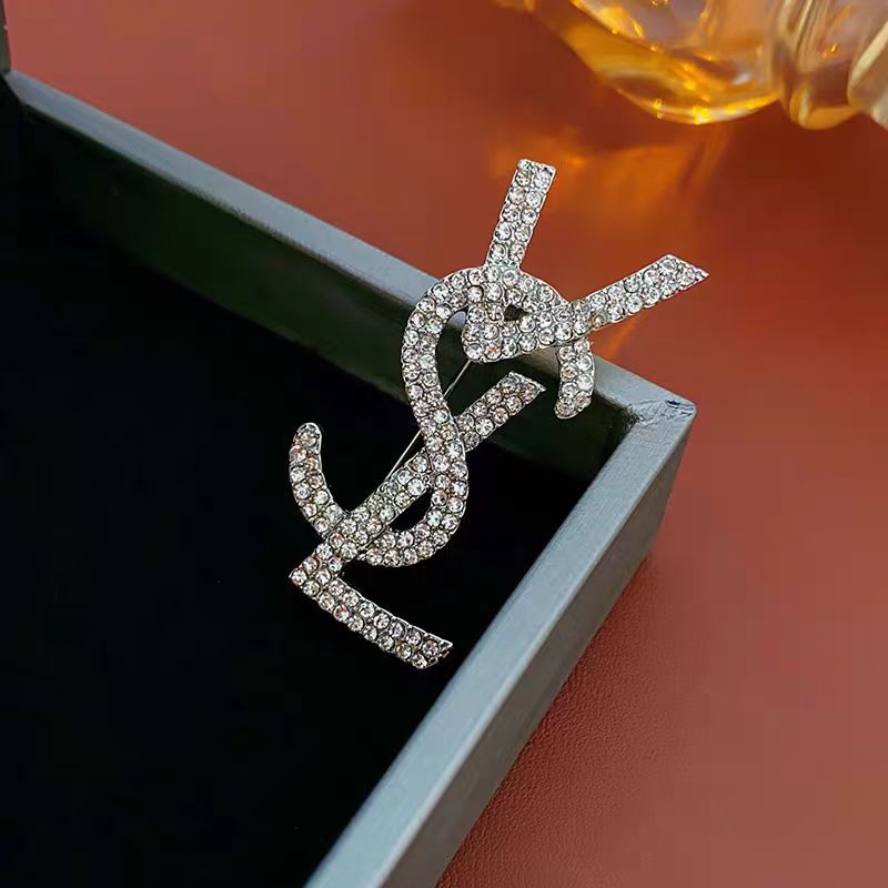 실버 레터 브로치