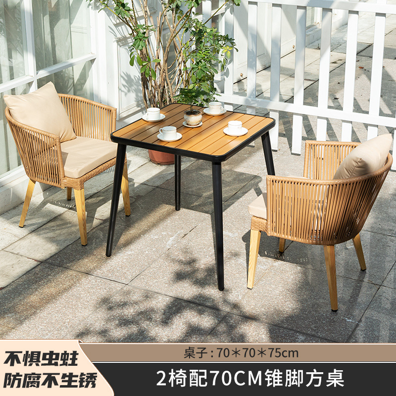 2 sillas con mesa cuadrada de patas cónicas de 70cm