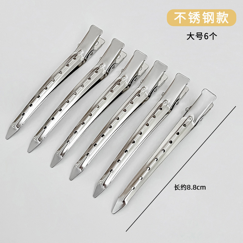 髪の根元の髪がふわふわしています。クリップなしで前髪を挟みます。|undefined