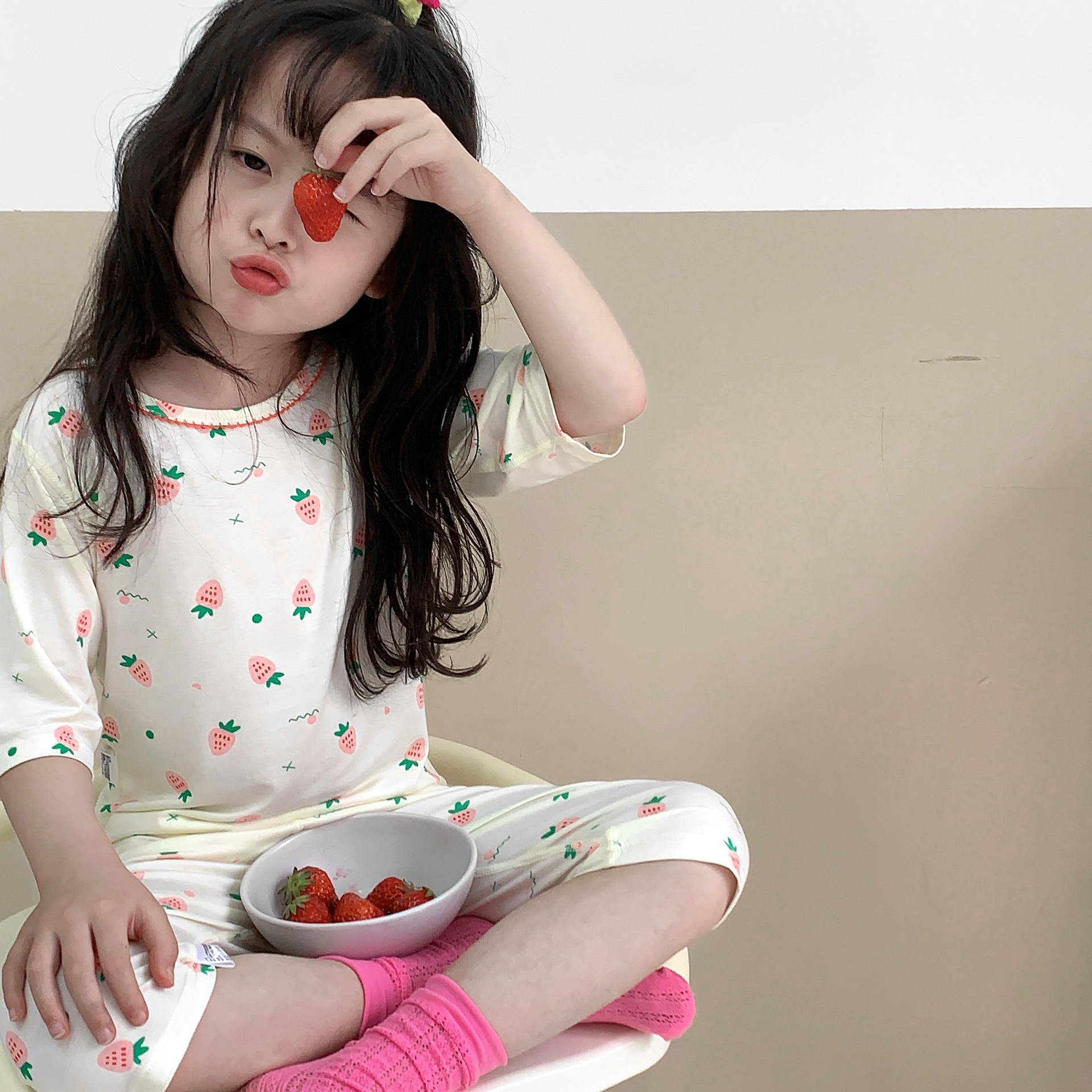 딸기 점으로 가득한 야세르 세븐 포인트