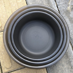 プラスチックの餌鉢の三点セットは餌鉢を開けて散り散りにします。