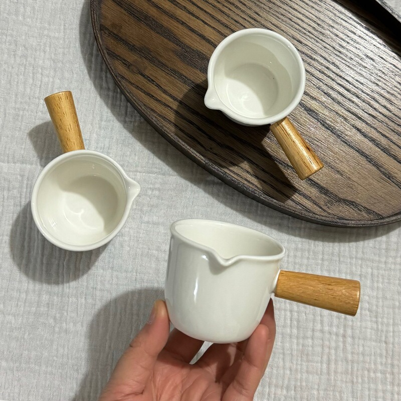 高温の陶磁器のソースの小さいミルクの杯の木の柄の取っ手のステーキの汁のサラダのソースの材料の小さい杯の濃縮のコーヒーの杯|undefined