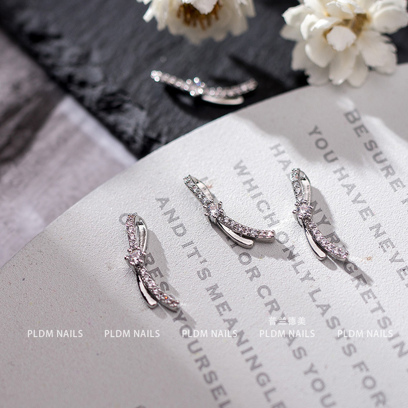 Accesorios de uñas de lujo ligero de alto grado con diamantes populares Tridimensional de la celebridad en línea de la joyería del arco de la cinta chapada en oro de la manicura