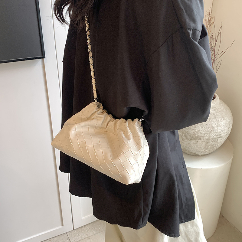 Nicho Zhong bolso de tejido casual para mujeres 2024 verano nueva moda versátil bolso de hombro bolso de cubo de cadena plegada