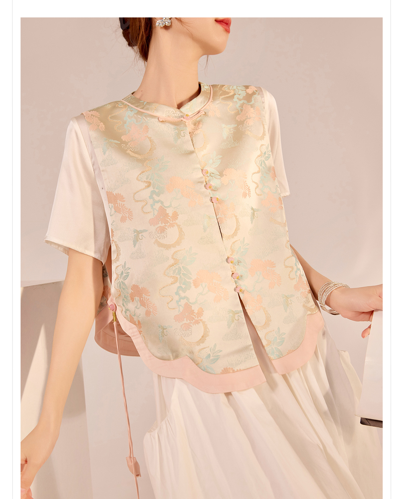 Áo vest gile nữ phong cách Trung Hoa cao cấp, họa tiết hoa văn nổi, khóa tua rua, dáng suông mùa hè — Hoa anh đào chi tiết 8