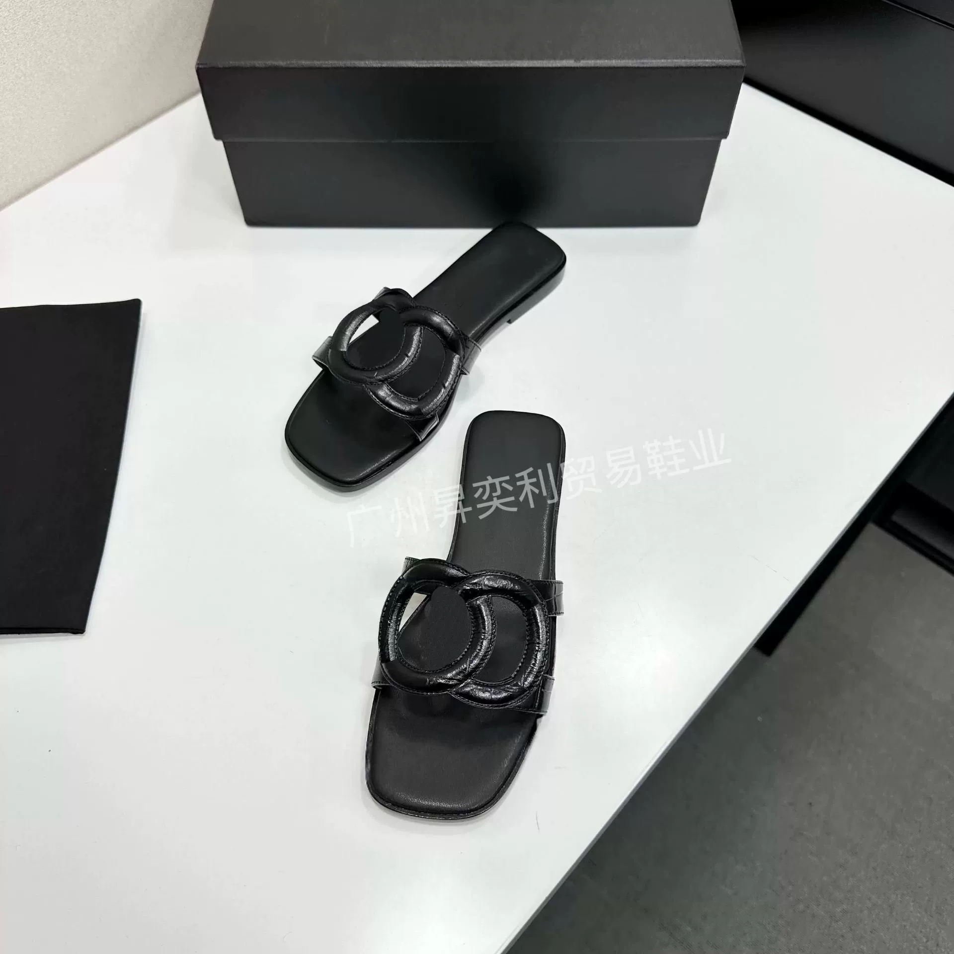 Комфортные универсальные пляжные тапочки в стиле Chanel