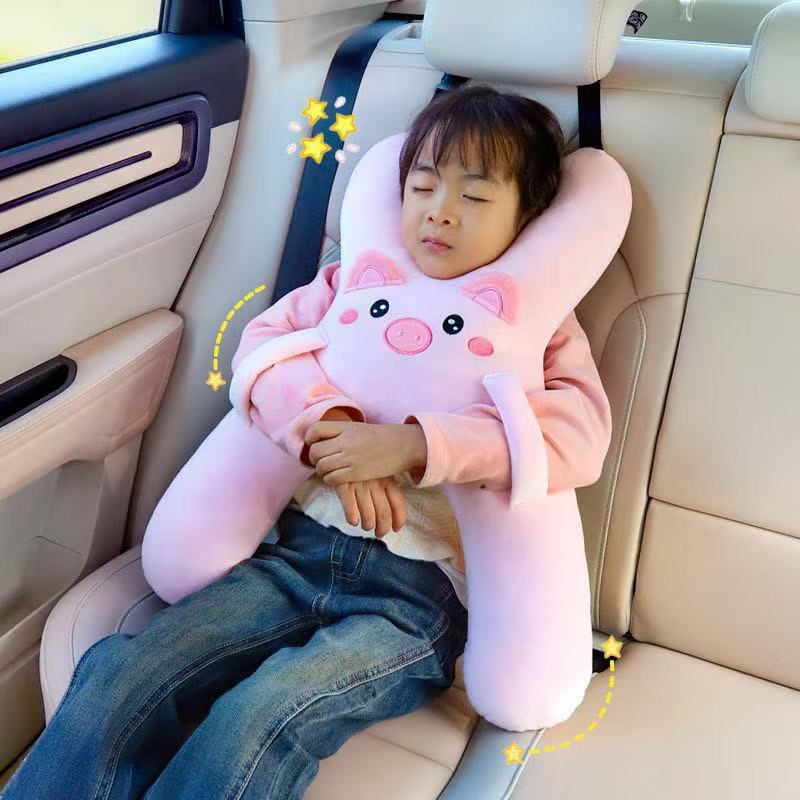 車の上で枕を抱いて子供の車の上で後列に寝ます。|undefined