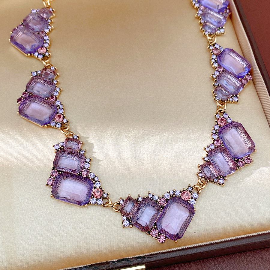 Collar cuadrado de color rosa con diamantes geométricos irregulares, lujo ligero, nicho, cadena de clavícula, conjunto de joyas de alta calidad.