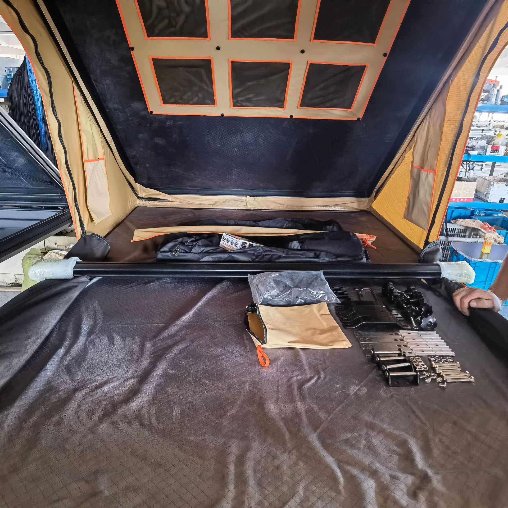 Aleación de aluminio triangular caqui poliéster tela de celos carpa de techo de carretera rápida tienda de techo duro