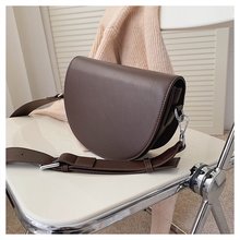 纯色小包包2023新款网供气质简约宽肩带单肩马鞍包