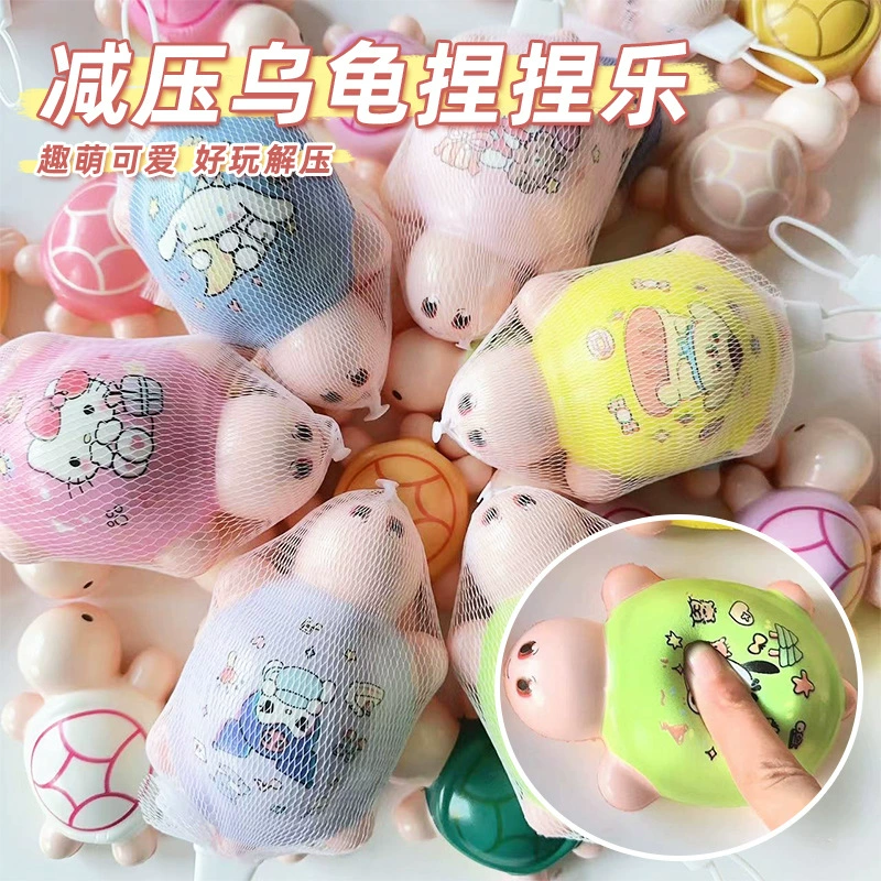 Взрывная черепаха сжимает творческие распакованные игрушки