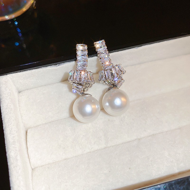 Pendientes de perlas artificiales de mariposa de aguja de plata Pendientes de todo fósforo de nicho retro femenino Pendientes de temperamento de moda Lujo ligero de alta gama