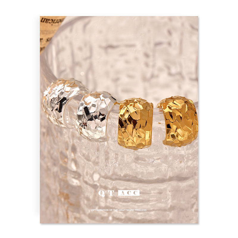 Joyería al por mayor aretes de martillo en forma de C cobre chapado en oro 925 plata simple ligero lujoso anillo de aguja de plata para mujeres