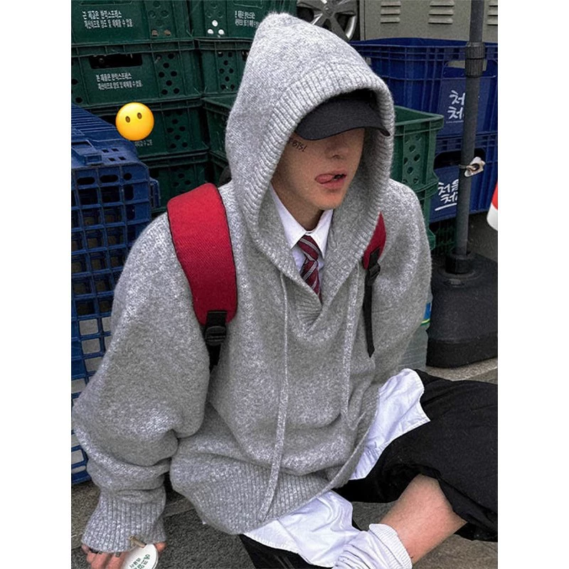 Серый вязаный свитер с капюшоном мужской осенью и зимой