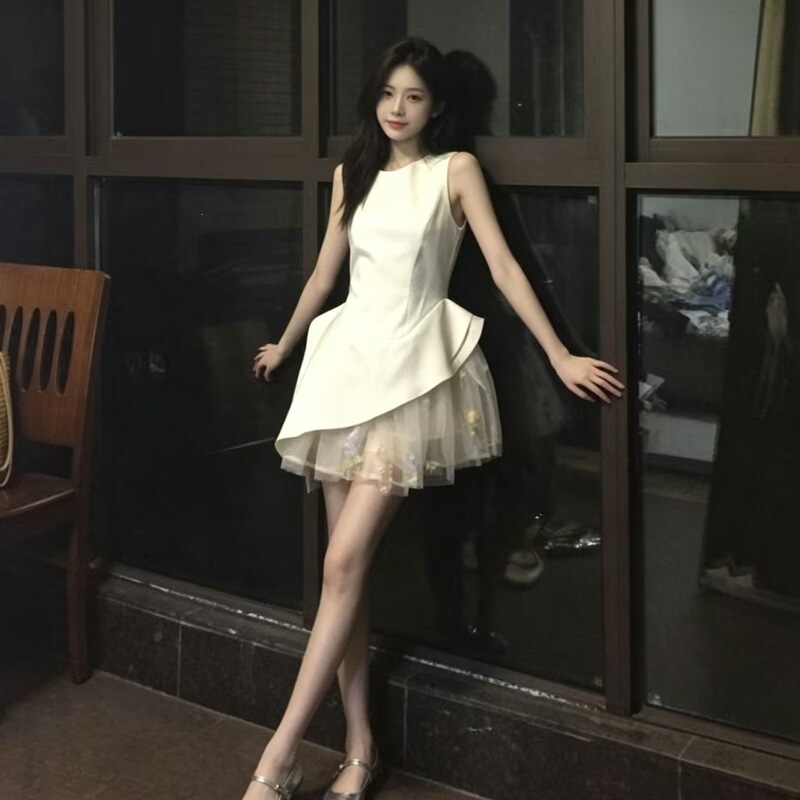 French Ballet Style Apricot-Colored Suspender Dress for Women, Summer's Most Beautiful Irregular Lace Waist-Cinching Princess Puffy Skirt French Ballet Style Apricot-Colored Suspender Dress for Women, Summer's Most Beautiful Irregular Lace Waist-Cinching Princess Puffy Skirt