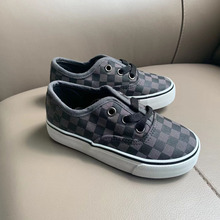 �¿���ŮͯС�д�ͯ������Ьϵ��һ�_�ŷ���͸������f˹ͬ��