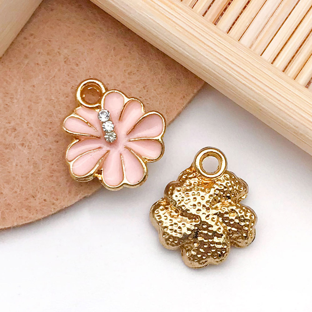 Colgantes esmaltados de flor de cerezo y margarita