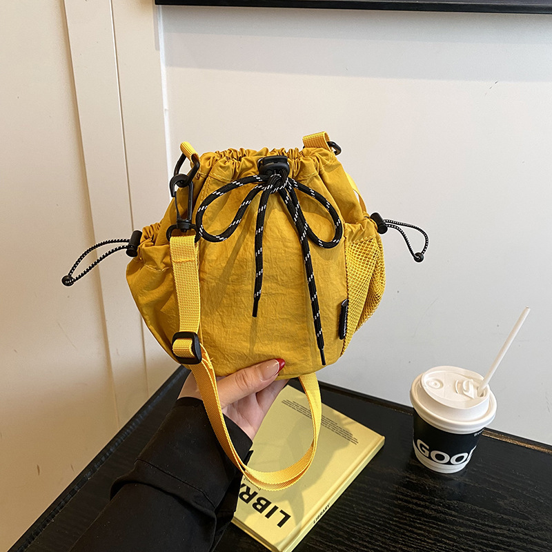 ニッチデザインのナイロン巾着クロスボディバッグ、新しいアウトドアスポーツとレジャーショルダーバッグ、ファッショナブルで多用途なバケットバッグ|undefined