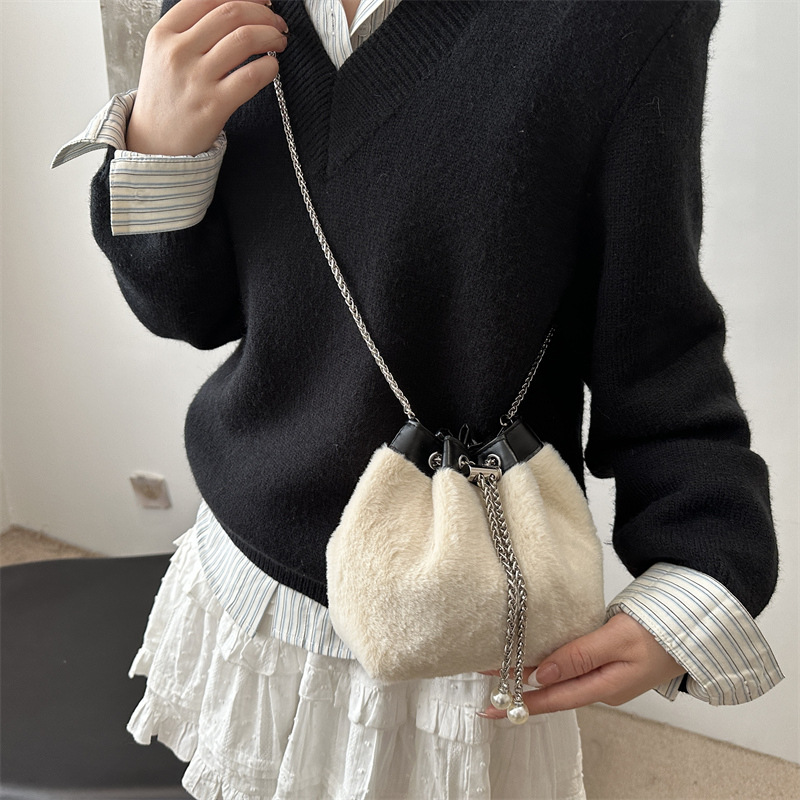 Mujeres de invierno de estilo extranjero bolsa de mochila de estilo extranjero personalidad 2024 nueva moda bolsa casual de moda dulce cadena bolsa de cubo de moda