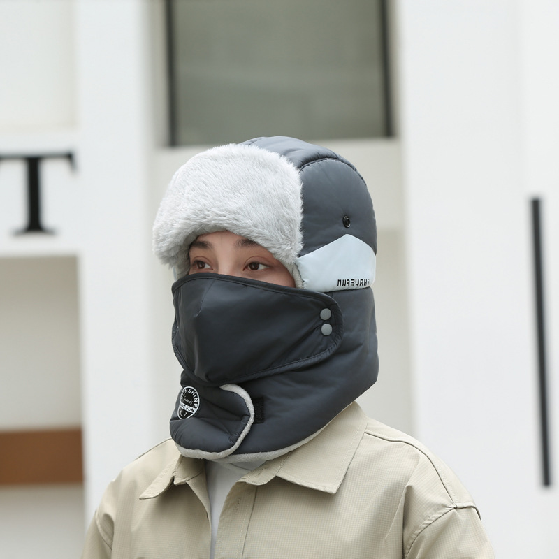 帽子の男性は冬に自転車で首を保護して保温します。|undefined