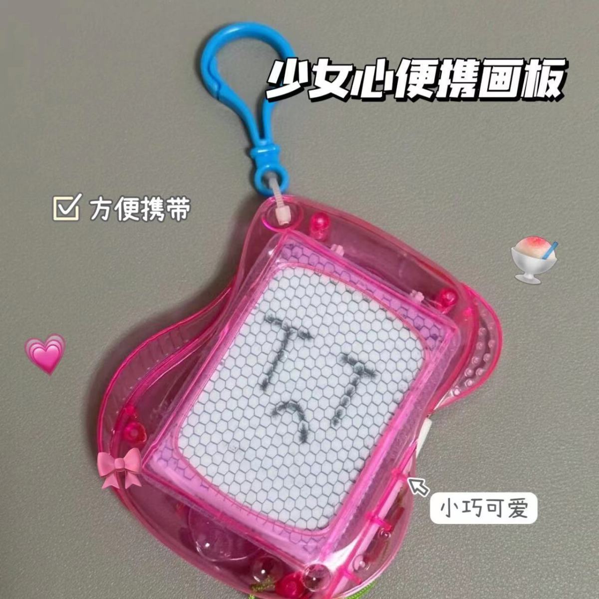 Pequeño libro rojo con el mismo estilo de color de contraste de corazón de niña tablero de escritura magnético mini tablero de escritura a mano tablero de dibujo llavero colgante regalo