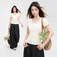季優乳黄偽の2つのしわの修身はやせているvネックの半袖のtシャツの女性の夏の小さい大衆の独特で甘い上着を現します。