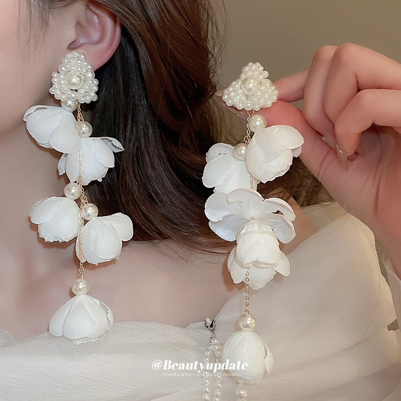 Pendientes largos de perlas de flor de súper hada con aguja de plata Pendientes de borla de sentido de alta gama de moda de nicho Pendientes exagerados de viaje para mujer