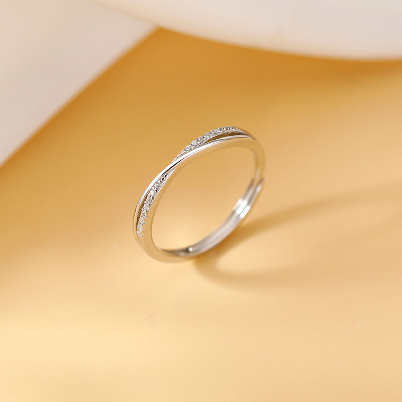 Anello scintillante da donna, realizzato con romanticismo. Elegante e comodo, progettato per esaltare il tuo fascino. Un gioiello discreto ma splendido per gli appuntamenti._voghion.com